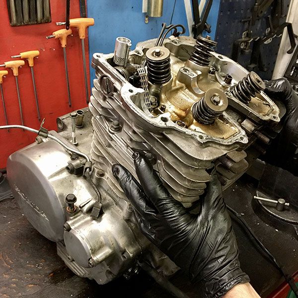 Moteur de moto en cours de réparation à l’atelier Space Moto