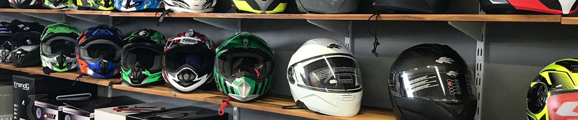 Casques moto exposés dans la boutique Space Moto